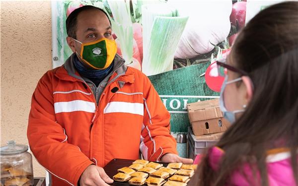 Reza Khajavi an seinem „Wert:Brot“-Stand in Herrenberg GB-Foto: Schmidt