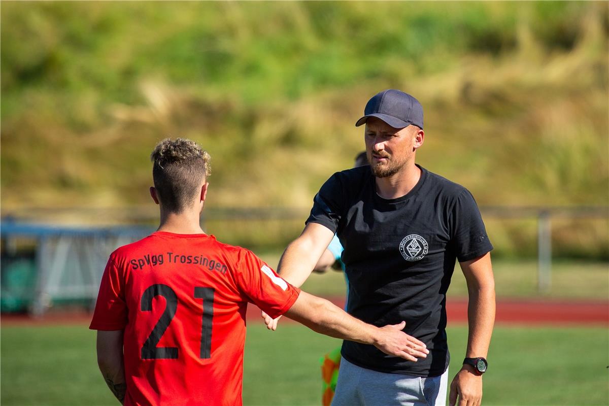 Richard Michael Engelhardt (Spvgg Trossingen #21) und Andreas Probst (Trainer Sp...