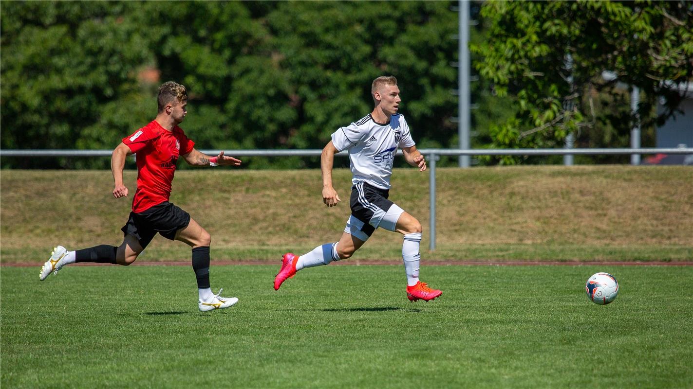 Richard Michael Engelhardt (Spvgg Trossingen #21) und Lars Jaeger (FC Gaertringe...