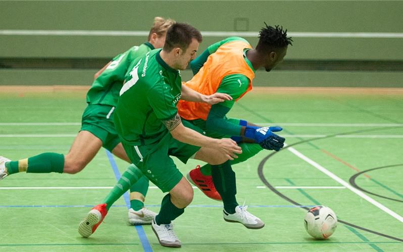„Die Spieler gehen sehr gerne nach Herrenberg“ Rico Wentsch (Mitte) und Jona Wörner versuchen den Nagolder Keeper Bubacarr Sanyang im letztjährigen Finale zu stoppen GB-Foto (Archiv): Schmidt