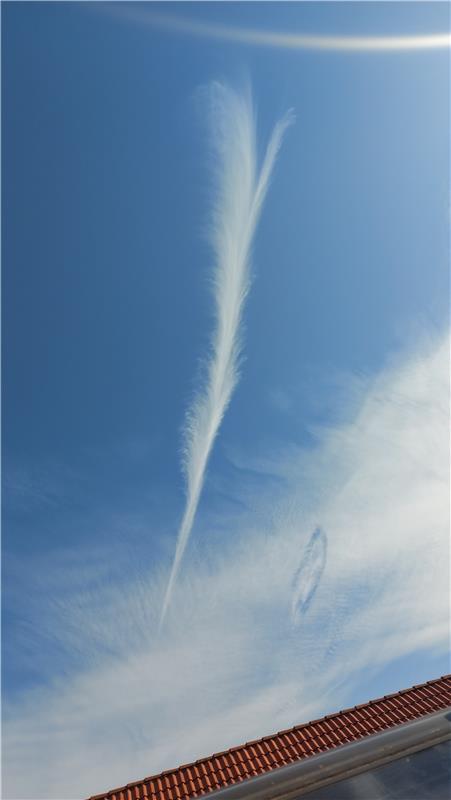 Riesenfeder am Nufringer Himmel.  Von Hermann Heitzmann aus Nufringen. 