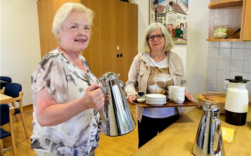 Rita Ludewig (links) und Irmgard Heinze organisieren seit Jahren das Netzwerkcafé in Mötzingen.GB- Foto: Holom