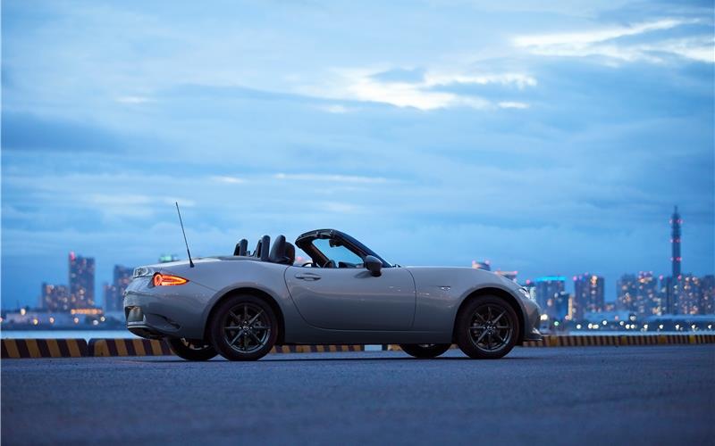 Eine „aktive Motorhaube“ schützt Passanten Roadster-Legende Mazda MX 5 für das Jahr 2024: mit Stoffdach und festem Klappdach erhältlich.