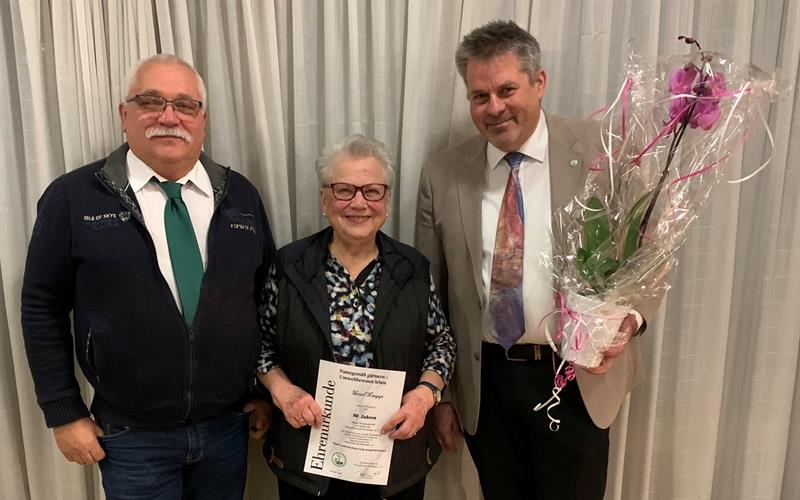 Robert Fritsch (links), Vorsitzender Bezirksverband der Gartenfreunde Böblingen) und Bernd Gally (Vorsitzender Gartenfreunde Nufringen) ehren Jubilarin Ursel Kaupp(50 Jahre Mitgliedschaft).GB-Foto: Holzapfel