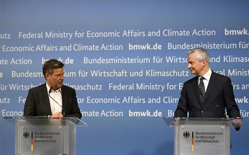 Robert Habeck und Bruno Le Maire wollen sich täglich zur Gasversorgung austauschen. Foto: Tobias Schwarz/AFP-Pool/dpa