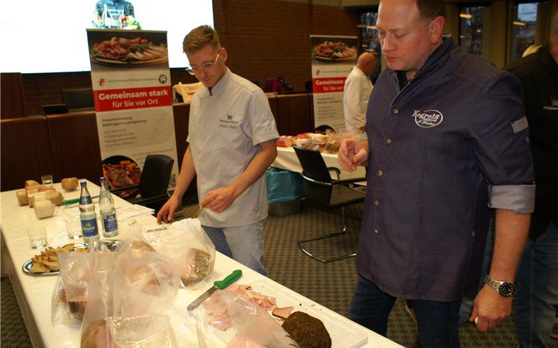 Robert Herbst und der Gültsteiner Metzgermeister Thomas Kegreiß (rechts) begutachten gekochten Schinken. GB-Foto: gb