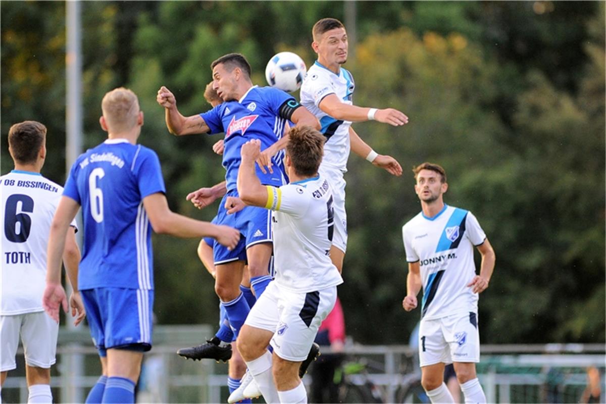 Roberto Klug (VfL Sindelfingen #4) gegen Maurizio Macorig (FSV 08 Bissingen #3) ...