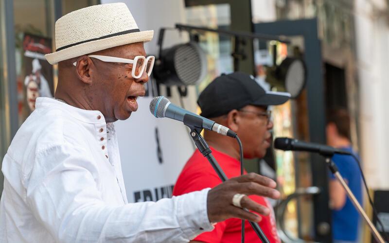 Roberto Santamaria (links) bringt Salsa-Stimmung auf den Marktplatz. GB-Foto: Vecsey