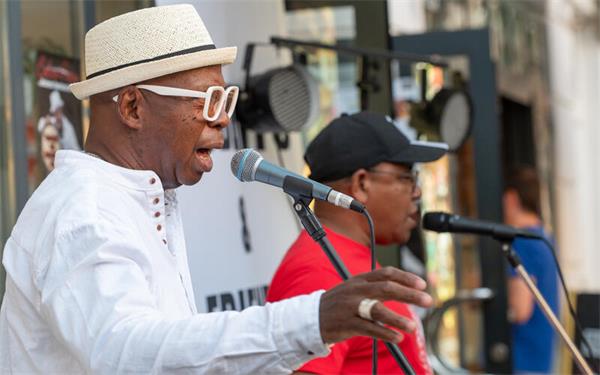 Roberto Santamaria (links) bringt Salsa-Stimmung auf den Marktplatz. GB-Foto: Vecsey