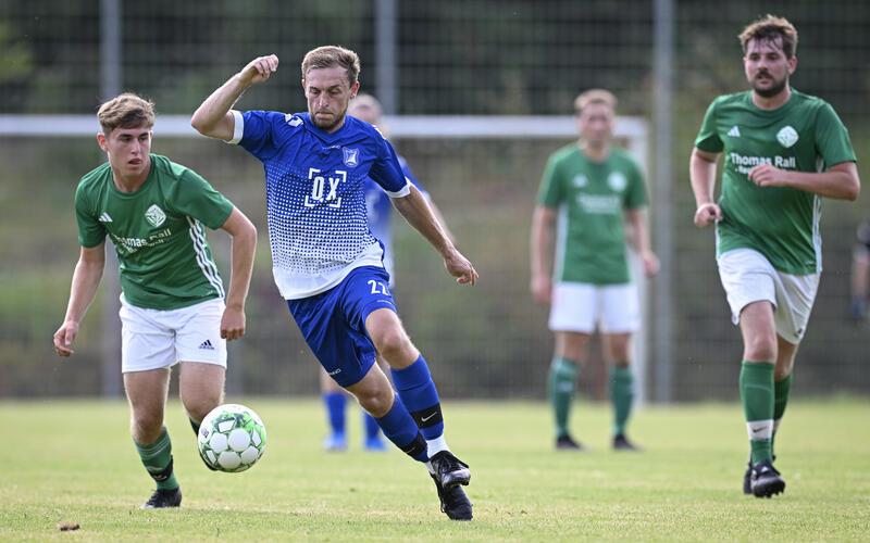 Robin Schumacher (blau) erzielte das Tor des Tages für Altingen/Entringen. GB-Foto: Ulmer