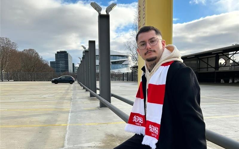 Robin ist leidenschaftlicher VfB-Fan. Bevor die Symptome schlimmer wurden, war er selbst sehr sportlich. GB-Foto: gb