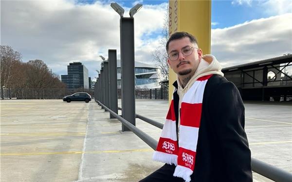 Robin ist leidenschaftlicher VfB-Fan. Bevor die Symptome schlimmer wurden, war er selbst sehr sportlich. GB-Foto: gb