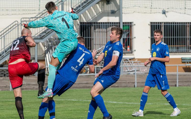 Robustes Einsteigen von TSV-Keeper Sascha Egeler, da müssen selbst die eigenen Mitspieler (Sebastian Knespel mit der Nummer vier und ganz rechts Kapitän Pascal Kaiser) aufpassen. GB-Foto: Vecsey