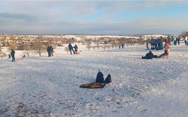 Rodeln ist dieser Tage angesagt: Hier in Jettingen in der Nähe des Abenteuerspielplatzes. GB-Fotos