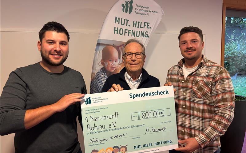 Rohrau – Die 1. Narrenzunft Rohrau hat dem Förderverein für krebskranke Kinder Tübingen eine Spende in Höhe von 800 Euro überreicht. Die Narrenzunft sammelte Spenden beim Zunftmeisterempfang ihres Jubiläumsumzugs von Gastzünften und verdoppelte die Summe. Der Vorsitzende der Narrenzunft, Mario Bilwachs, und der stellvertretende Vorsitzende, Jens Albrecht, übergaben den Spendenscheck an den stellvertretenden Vorsitzenden des Fördervereins, Horst Simschek. Der Förderverein unterstützt seit über 35 Jahren krebskranke Kinder und deren Familien. Dies geschieht unter anderem mit dem Eltern- und Familienhaus, in denen die Eltern oder Großeltern während der klinischen Therapie der Kinder wohnen, sowie die psychosoziale Begleitung der Familien während der Therapie, in Palliativsituationen und in der Nachtherapiezeit. Auch gibt es organisierte Freizeiten für Patienten, deren Eltern und Geschwister. Der Verein hilft auch bei der Finanzierung von Personalstellen, unterstützt die Forschung und leistet Betreuungsangebote für Patienten und deren Eltern auf den Stationen. gb/GB-Foto: Narrenzunft Rohrau