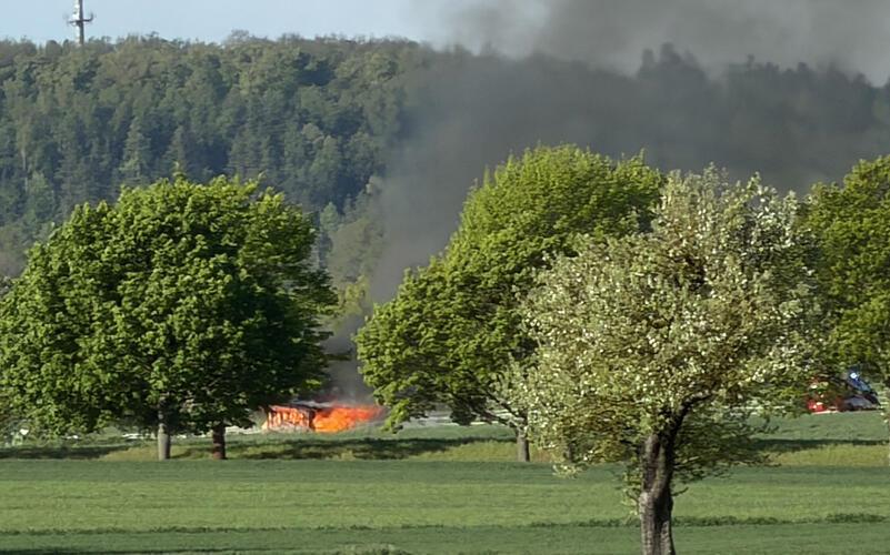 Rohrau – Eine offene Holzhütte ging am Mittwochmorgen in der Nähe von Rohrau in Flammen auf. Als die Feuerwehrleute eintrafen, war die Holzhütte zum größten Teil bereits abgebrannt. Die Feuerwehr löschte die verbliebenen Reste. Die Polizei vermutet, dass der Brand mit einer vorangegangenen Grillfeier in Zusammenhang stehen könnte. „Die Asche des Grills wurde wohl nicht richtig gelöscht“, sagte ein Polizeisprecher. Im Einsatz war jeweils ein Löschfahrzeug der Abteilungen Rohrau und Gärtringen. Der ebenfalls alarmierte Rettungsdienst musste nicht eingreifen. Laut Feuerwehr-Angaben bestand keine Gefahr, dass sich der Brand ausbreitet. buc/GB-Foto: Bäuerle