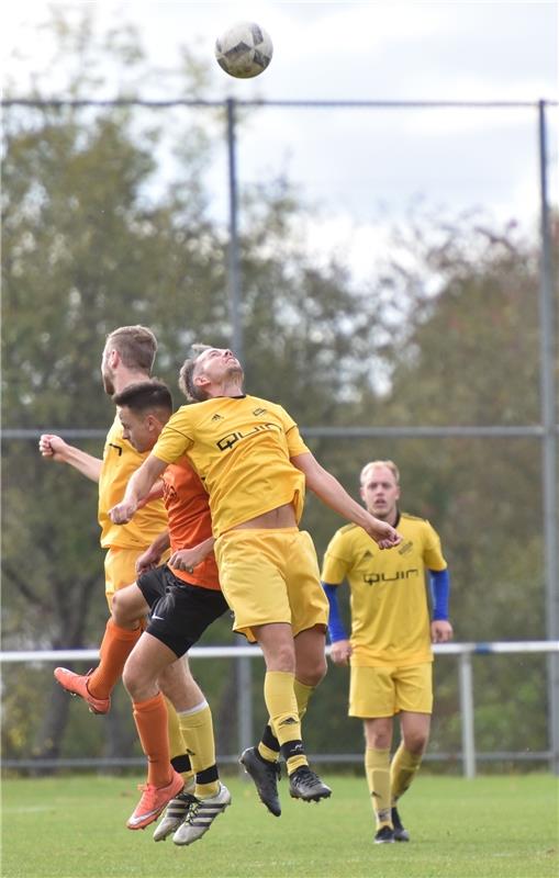 Rohrau, Sportplatz, Fußball-Bezirksliga, SV Rohrau (gelb) - SV Althengstett (ora...