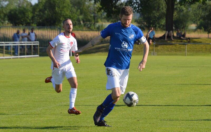 Rohraus Kapitän Simon Kamm (am Ball) war beim Relegationsspiel in Plattenhardt bester Mann auf dem Platz. GB-Foto: Zvizdiç