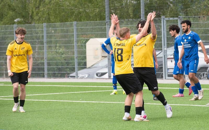 Rohraus Oguz Kaya bejubelt seinen Treffer zum 1:0 zusammen mit Teamkamerad Nico Krägeloh (Nummer 18). GB-Foto: Schmidt