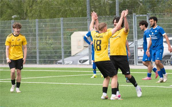 Rohraus Oguz Kaya bejubelt seinen Treffer zum 1:0 zusammen mit Teamkamerad Nico Krägeloh (Nummer 18). GB-Foto: Schmidt