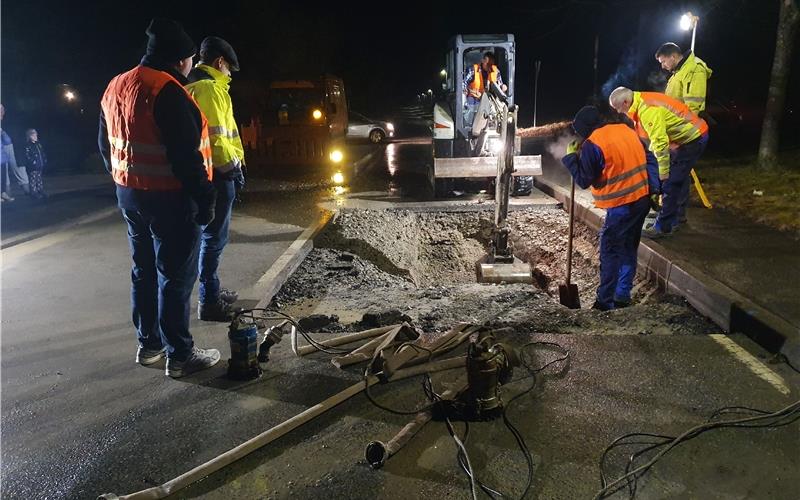 Rohrbruch in Nufringen: Wasser sprudelt durch Fahrbahndecke Rohrbruch in Nufringen: Wasser sprudelt durch Fahrbahndecke