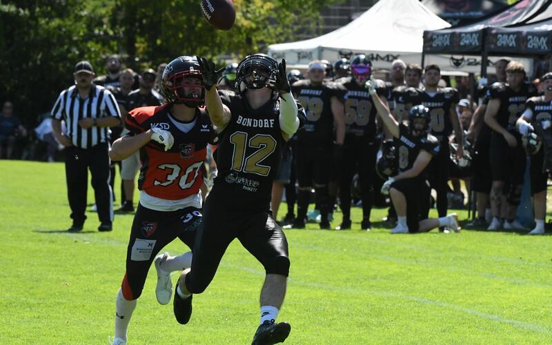Rokuya Lehnert fängt den Pass zum Touchdown: Klasse Auftakt mit 7:0 für Bondorf. GB-Foto: gb