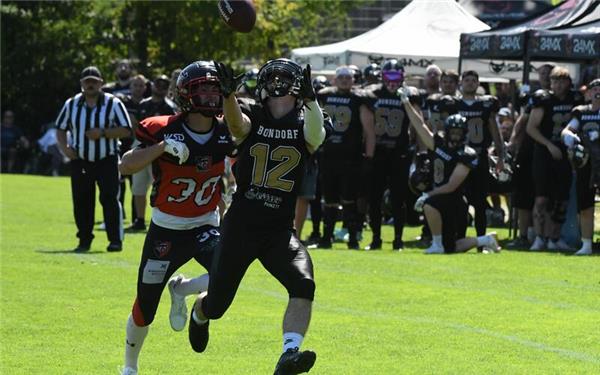 Rokuya Lehnert fängt den Pass zum Touchdown: Klasse Auftakt mit 7:0 für Bondorf. GB-Foto: gb