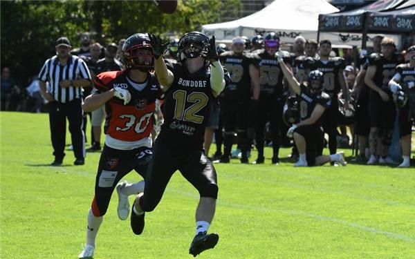 Rokuya Lehnert fängt den Pass zum Touchdown: Klasse Auftakt mit 7:0 für Bondorf. GB-Foto: gb
