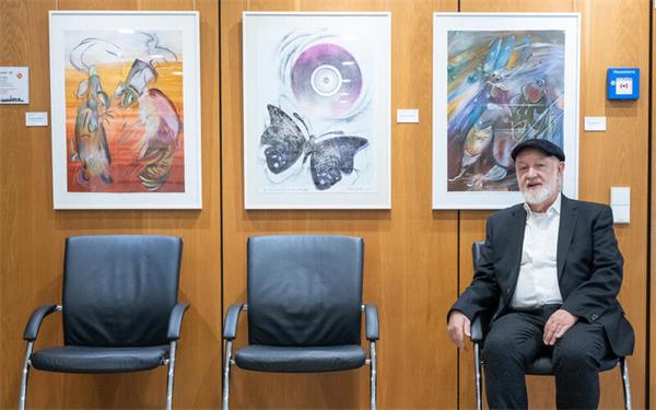 Roland Bentz vor seinen Bildern im Nufringer Rathaus, GB-Foto: Vecsey