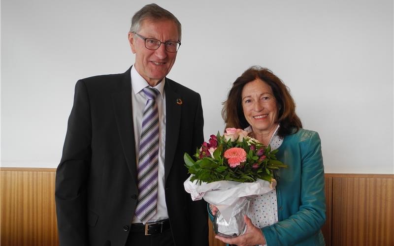 Roland Bernhard bedankte sich bei Angela Huber für die Zusammenarbeit. GB-Foto: gb