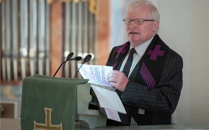 Roland Kußmaul hält an seinem Ehrentag in der Remigiuskirche eine Predigt über das Lob Gottes.GB-Foto: Vecsey