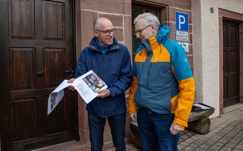 Rolf Läpple (links) und Reinhard Hamburger, Initiatoren und Sprecher der Interessengemeinschaft, wünschen sich, dass das Backhaus zukunftsfähig und ein gut genutzter Treffpunkt wird. GB-Foto: Geisel