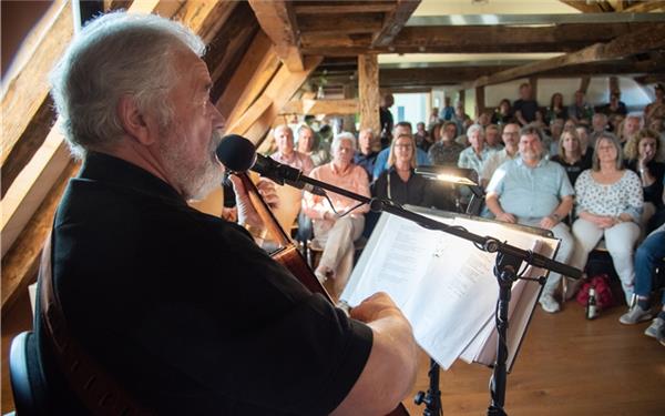 Ronan Drury bringt Irland in das Alte Forsthaus in Hildrizhausen. GB-Foto: Vecsey