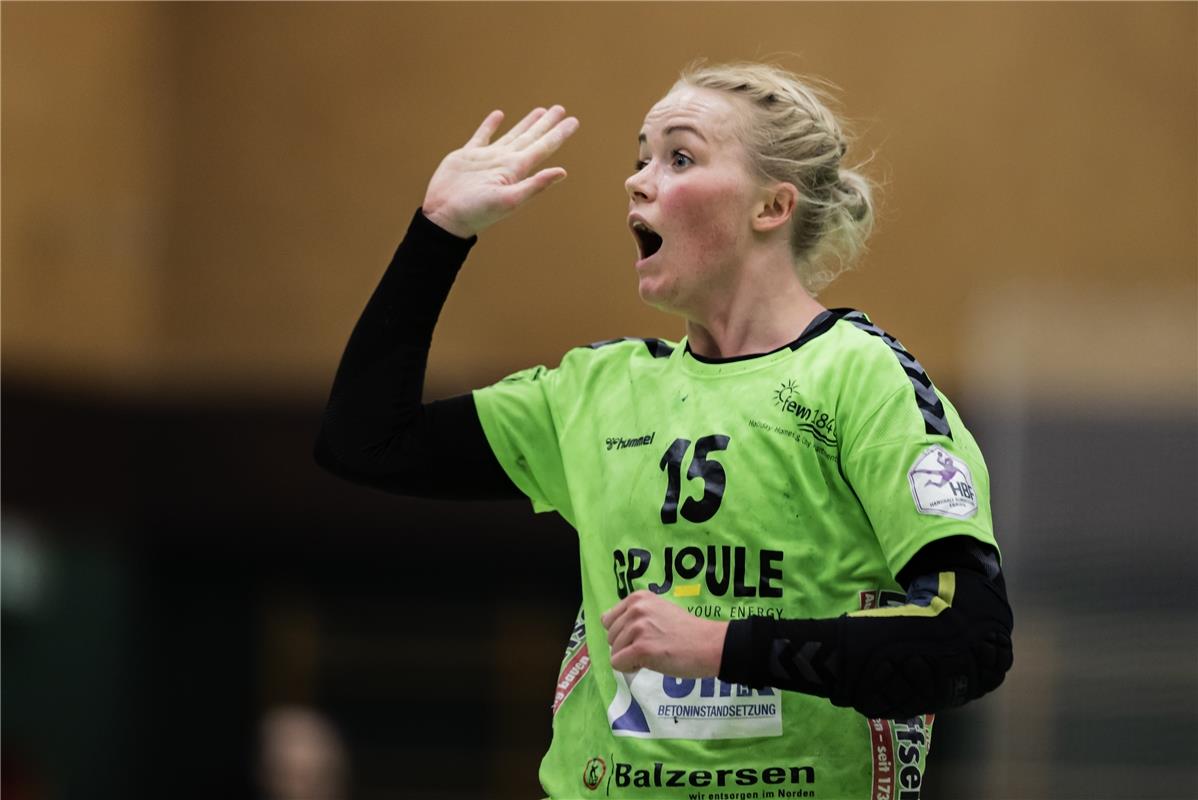 Ronja Antonia Lauf (Nr.15, TSV Nord Harrislee) gestikuliert
