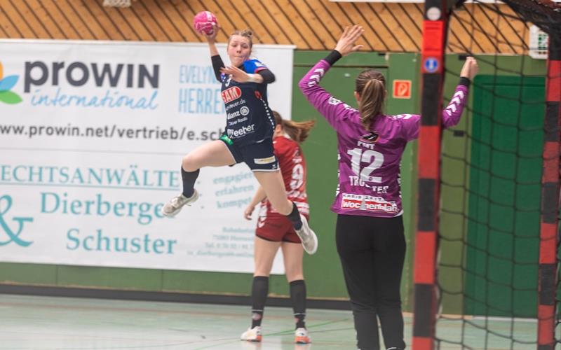 Ronja Bühler (links) im Anflug: In den Schlussminuten des Heimspiels gegen Buchholz-Rosengarten kommt die SG H2Ku noch mal heran. GB-Foto: Eibner/Marcigliano