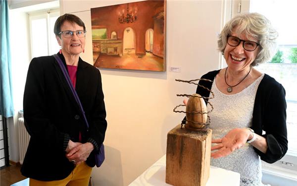 Rose Fiedler (rechts) widmete sich dem Thema auch mit Objekten, Silke Hemmer dagegen in ihrer Malerei. GB-Foto: Holom