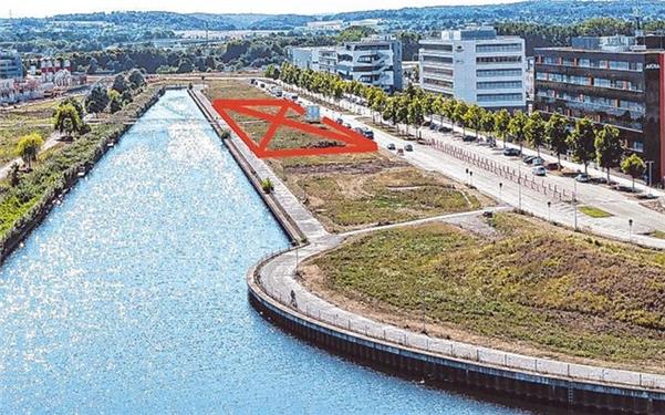 Rot eingezeichnet befinden sich links und rechts der Harfenbrücke die Grundstücke, die die Böblinger Baugesellschaft direkt am Ufer des Langen Sees bebauen möchte. GB-Foto: Dettenmeyer