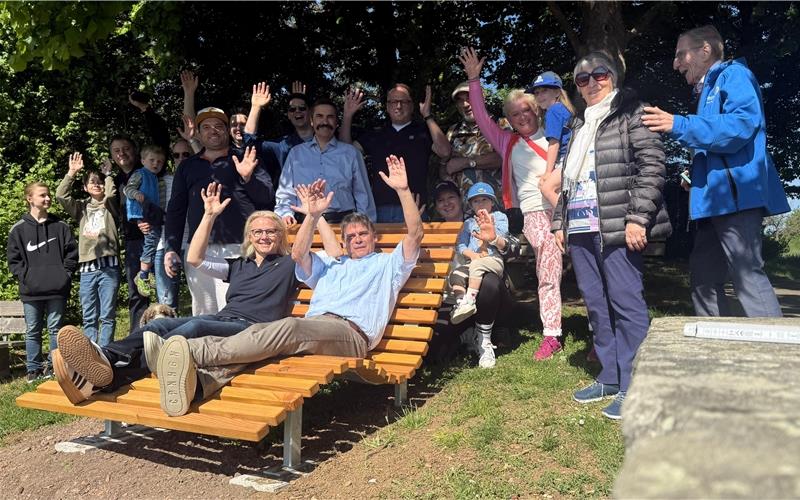Rotary Club Rottenburg spendet Bänke für die Region