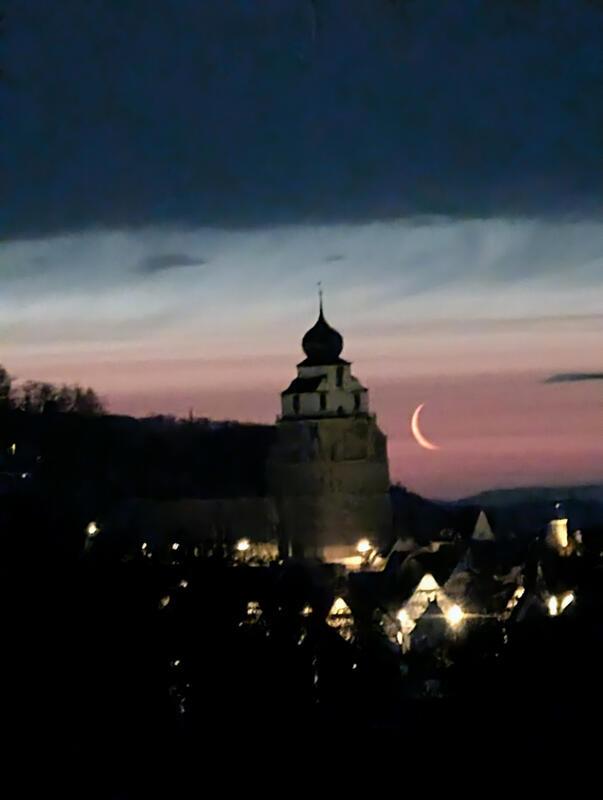 Rote Sichel über Herrenberg.  Von Eva Althoff-Nüßle aus Herrenberg.