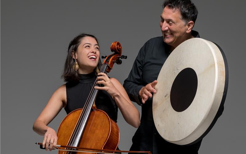 Rottenburg – Murat Coşkun und Beatriz Picas (bekannt aus Fado-Konzerten im Waldhorn) verbindet eine große Leidenschaft: Musik, die zwischen den Welten und Stilen entsteht. Die Kombination aus Worldpercussion, Cello und Stimme bietet dafür die beste Voraussetzung. Ihre portugiesischen beziehungsweise türkischen Wurzeln sind als Resonanzboden der gemeinsamen Kompositionen zu erahnen, und so meint man bisweilen die Melancholie aus dem Meer oder den mit Seelenschmerz gewürzten Übermut aus den Bergen zu spüren. Das Duo tritt am Freitag, 19. Dezember, um 20 Uhr auf der Rottenburger Waldhorn-Bühne auf. gb/GB-Foto: Yoshi Toscani