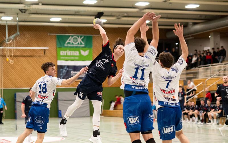 Rückraumspieler Paul Lewe (am Ball) lieferte gegen den TV Weilstetten einen beherzten Auftritt. GB-Foto: Eibner/Andreas Ulmer