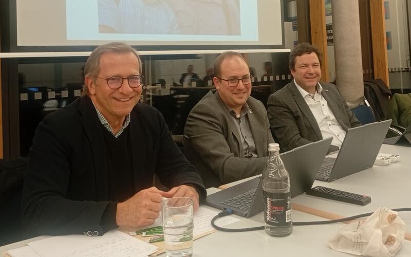 Ruheständler Thomas Thüroff (links) hielt einen Abschlussbericht bei der Gemeinderatssitzung, rechts daneben Ralph Hintersehr und Thomas Riesch. GB-Foto: gb