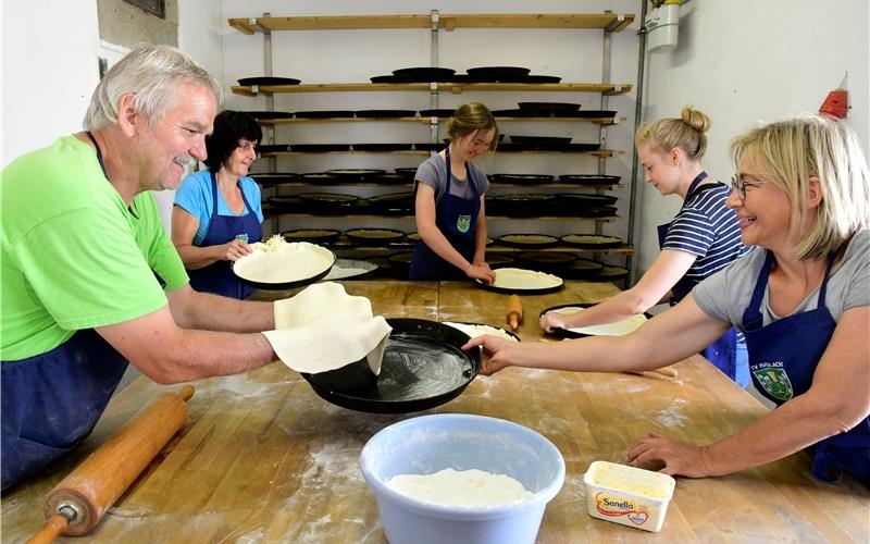„Kuties“ packen im Backhaus mit an Rund 200 Zwiebelkuchen buken die Ehrenamtlichen für die „Holetse“ GB-Foto: Holom