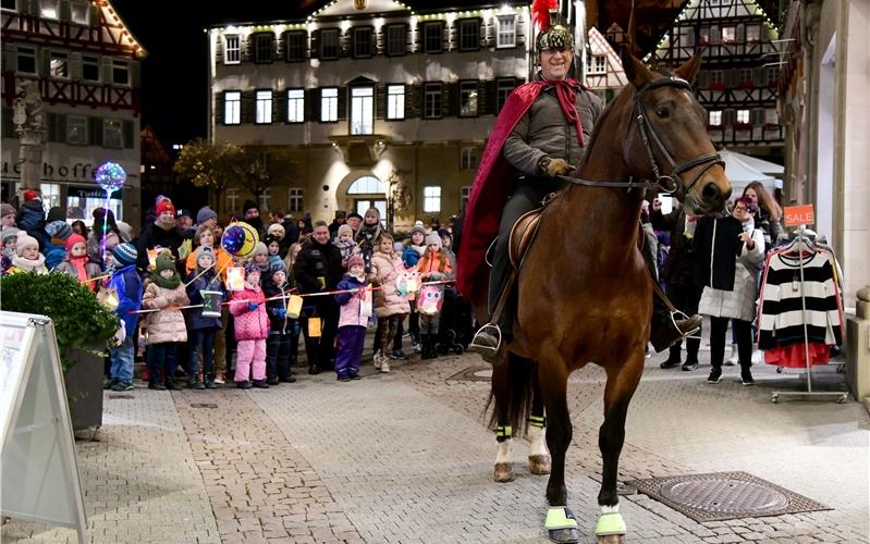 Auf dem Marktplatz erfolgt die Mantelteilung Rund 400 Kinder zogen gestern Abend mit bunten Laternen durch die StadtGB-Foto: Holom