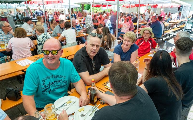 Rund 500 Besucher feiern beim Kelterfest des Musikvereins