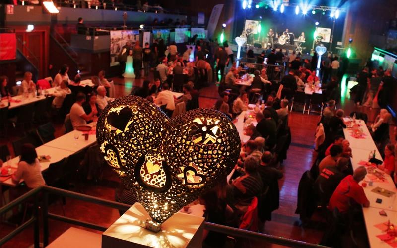 Rund 500 Partygäste unterhielten sich und ließen sich unterhalten GB-Fotos: Bäuerle