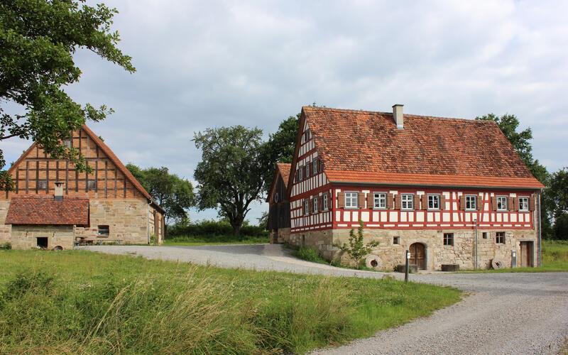 Rund 75 historische Gebäude wurden an ihren Ursprungsorten abgebaut und im Museum in Wackershofen wieder errichtet. GB-Foto: Hohenloher Freilandmuseum
