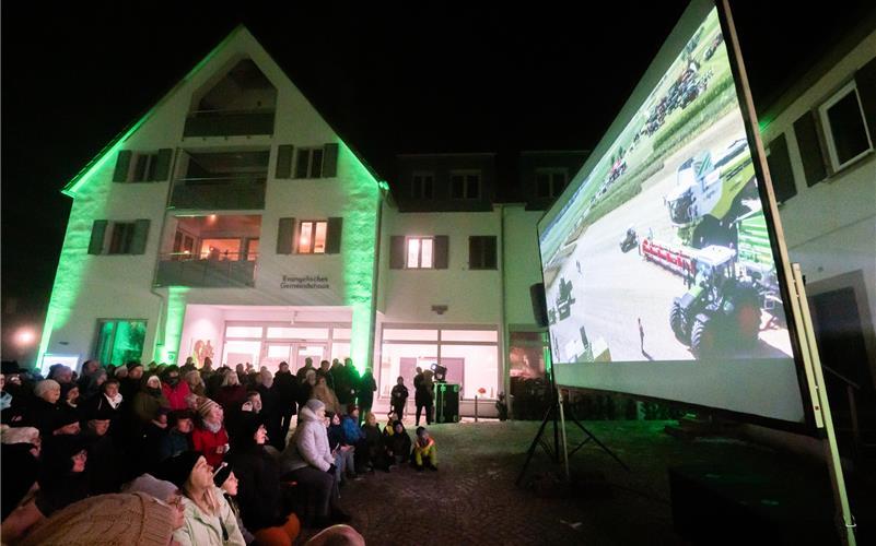 Rund ein Fünftel der Haslacher Bürgerschaft versammelt sich auf dem Dorfplatz, um die Premiere des Jubiläumsfilms zu sehen.GB-Foto: Vecsey