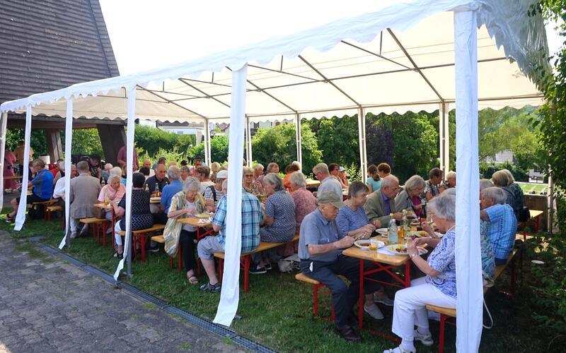 Rund um die Rohrauer Kirche herrschte den ganzen Tag über reges Treiben.GB-Foto: Straub