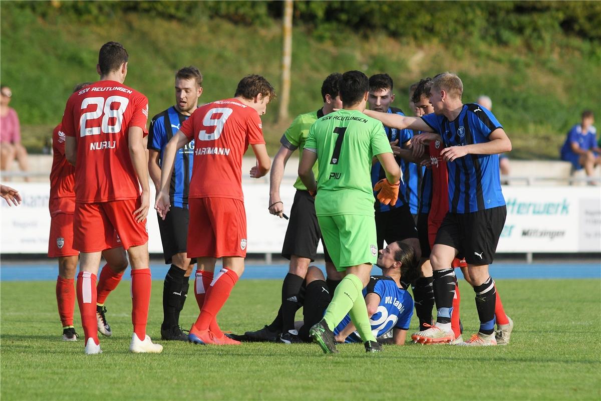 Rundelbildung im Spiel  Fussball, Maenner, Pokal, DB-Regio, wfv-Pokal, 28.08.201...